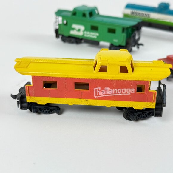 Vintage HO Scale Train Cars Mixed Set With Cabooses Broken Roof Detail - Picture 5 of 11